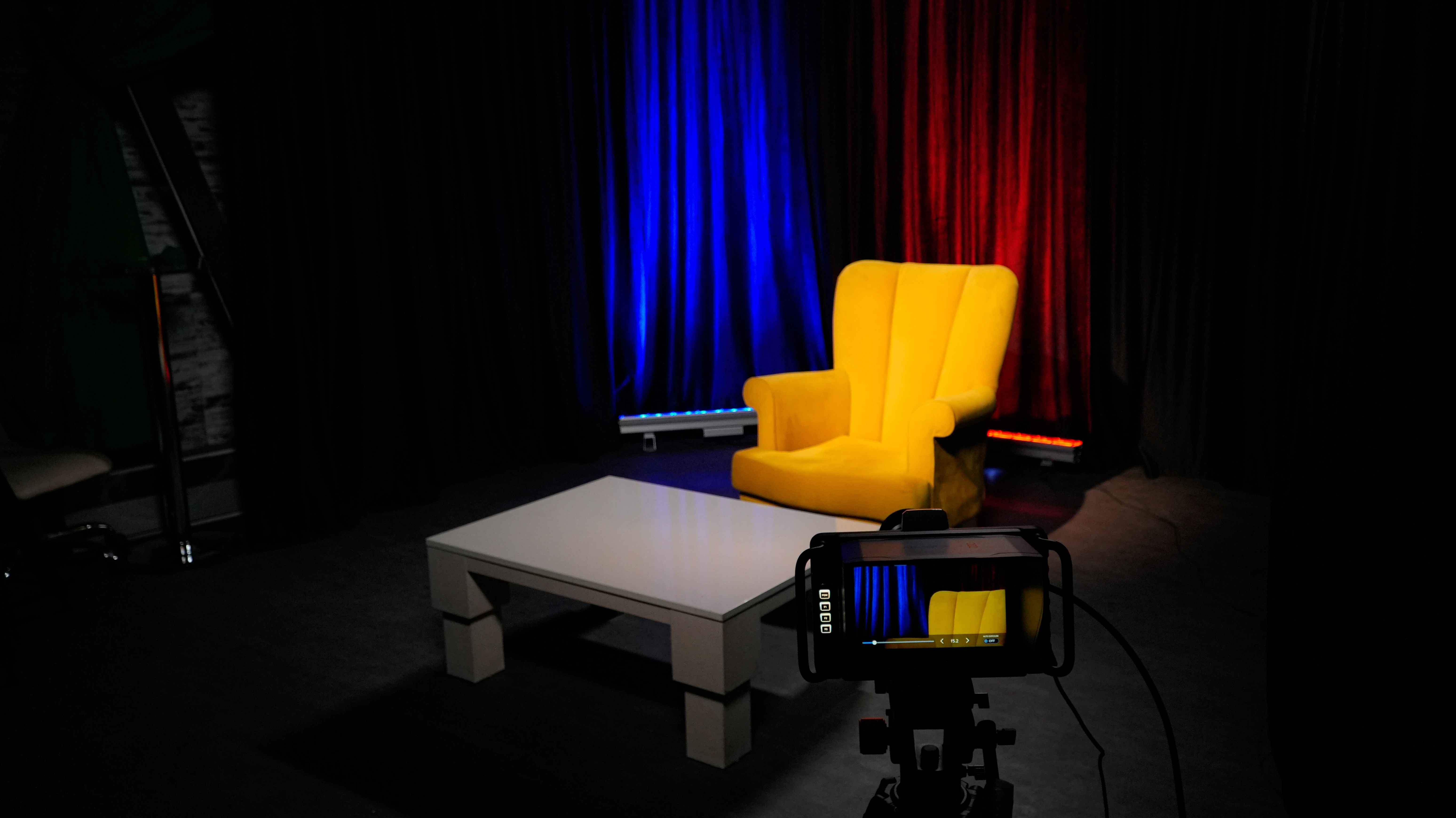 Canlı yayın ve podcast stüdyo dekoru