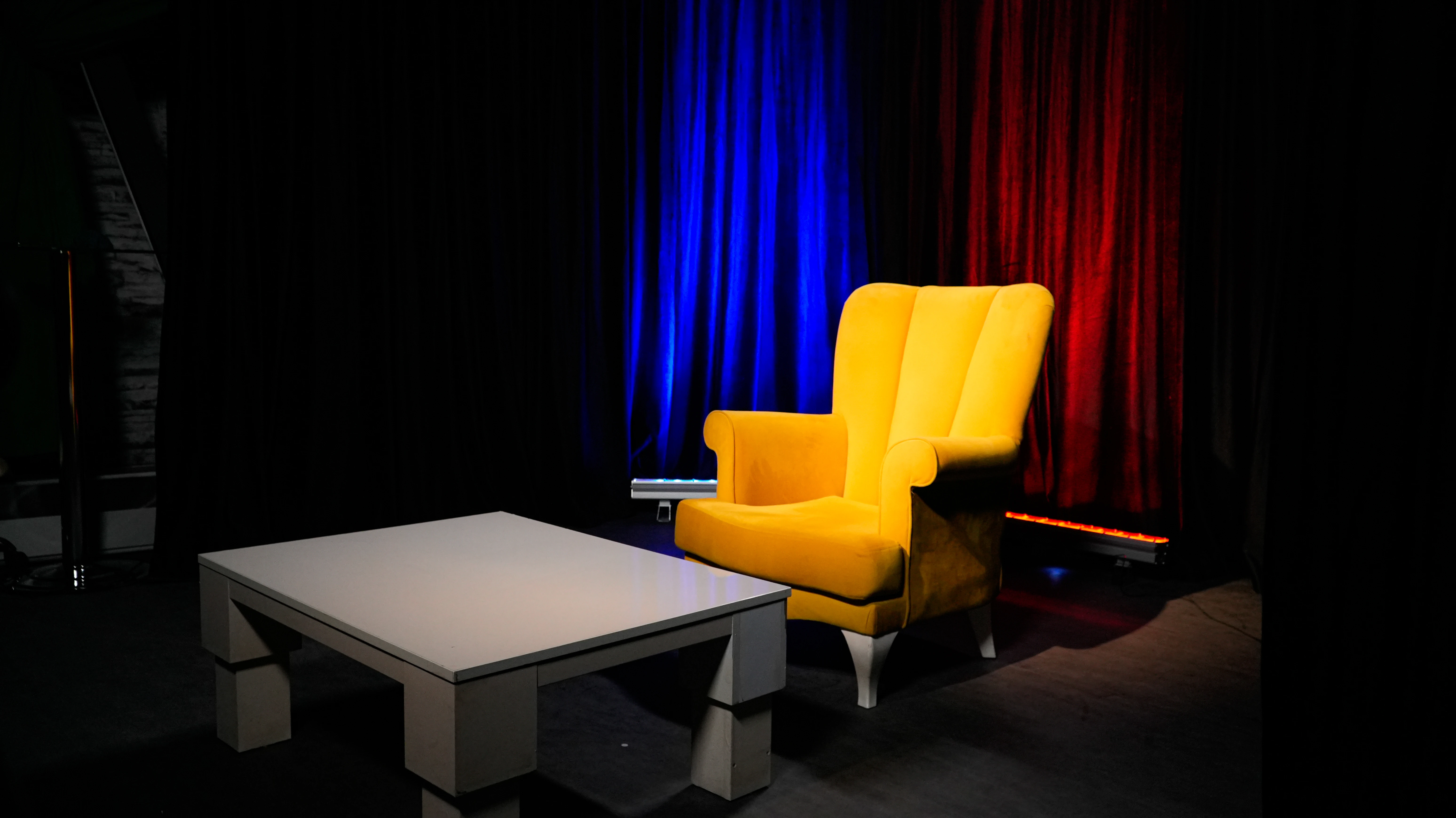 Profesyonel ışıklandırmalı prodüksiyon stüdyosu